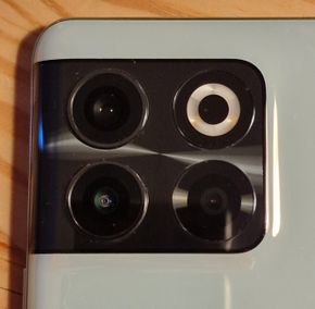 Kameraer: Ett brukbart kamera, ett middels og ett OnePlus kunne spart seg om det ikke var for at denne skulle likne på storebror. <i>Foto:  Odd Richard Valmot</i>