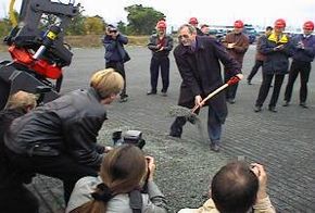 Tormod Hermansen stikker spaden i Fornebu-jorda. <i>Foto:  Frode Eriksen</i>