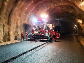 Asfaltering i tunnelen i 2021. <i>Foto:  Statens vegvesen</i>