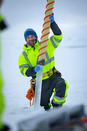 Stephen Kohler samler inn prøver gjennom isen i Barentshavet. <i>Foto:  Christian Morel/Gemini</i>