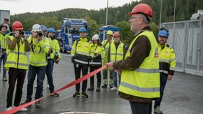 Varaordfører, Ernst-Modest Herdieckerhoff fikk æren av å klippe den røde snoren og offisielt åpne «grønn massetransport». <i>Foto:  Feiring</i>