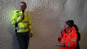 Prosjektleder i Førdepakken Erling Varlid (t.h.) intervjuer styreleder Frank Mohn fra AG Tunnel om arbeidet med å bygge tunnelen. <i>Foto:  Statens vegvesen, Ole Kristian Åset</i>