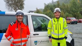 Indre Nordmøre: Leif Ivar Ansnes (tv.), kontraktsleder i Veidekke og Kjetil Okkenhaug, byggeleder i Møre og Romsdal fylkeskommune. <i>Foto:  Møre og Romsdal fylkeskommune</i>