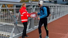 Nabokontakt Therese Grøttumsbråten bød på ferske boller til de første som tok gang- og sykkelbrua i bruk. <i>Foto:  Dagrunn Husum</i>