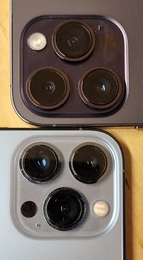 Kameraøyer: Ikke lett å se forskjell, men kameraringene i Iphone 14 Pro Max øverst er litt større enn de i Iphone 13 Pro Max for å få plass til større sensorer og nye linser. <i>Foto: Odd Richard Valmot</i>