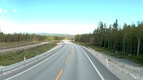2022: Riksvei 3 ved Svebekken etter utbedringen. Veien er blitt bredere og sideterrenget er utbedret, og dermed mer trafikksikker og bedre å kjøre på. <i>Foto:  Statens vegvesen</i>