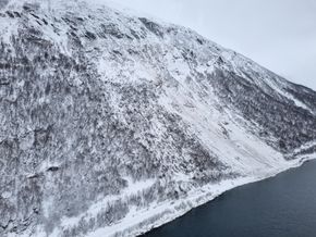 Skredet sist vinter dekket 250 meter av Beisfjordveien ved Blomlia. <i>Foto:  Thomas Nystad/Sweco</i>