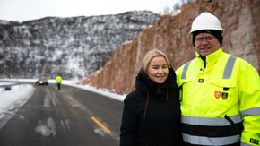 Fylkesråd Agnete Masternes Hanssen sammen med byggeleder Johnny Johnsen i Troms og Finnmark fylkeskommune. <i>Foto:  SUNNIVA TONSBERG GASKI</i>