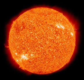 Sola stråler til enhver tid 10.000 ganger mer energi mot jorda enn vi klarer å bruke. 173.000 terawatt går kontinuerlig fra sola til jorda. <i>Foto:  Nasa</i>