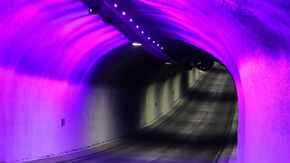 Tunnelene er blitt utrustet med efektbelysning og sikkerhetsutrustning og mobiltelefondekning er reetablert. <i>Foto:  Troms og Finnmark fylkeskommune</i>