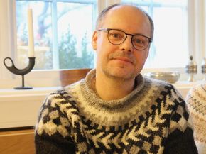 Erik Cyrus Fooladi underviser i naturfag (kjemi) og naturfagdidaktikk, samt Matkultur og helse. <i>Foto:  Høgskulen i Volda</i>