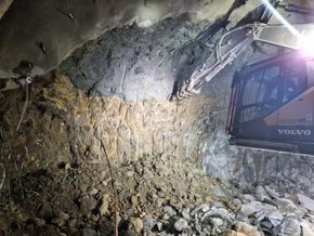 Hardt og tørt, men ikke fjell: 600 meter inn i Bergåstunnelen har tunneldriverne sprengt seg inn i løsmasser <i>Foto:  Statens vegvesen</i>