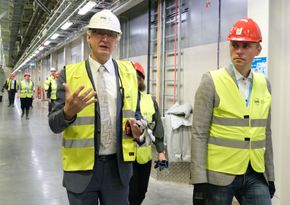 Helmut Schober, leder for ESS, viste Ola Borten Moe (t.h.) rundt på anlegget i mai 2022. <i>Foto:  Julia Öberg/ESS</i>