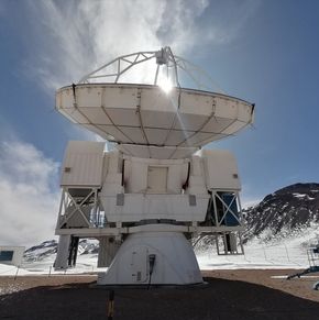 APEX-teleskopet i Atacama-ørkenen. <i>Foto:  Maria Luisa Lode</i>