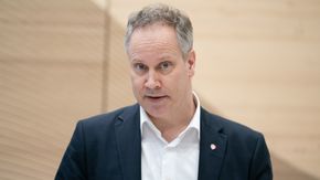 Samferdselsminister Jon-Ivar Nygård mener norske ladestasjoner må bli enklere å bruke. <i>Foto:  Eirik Helland Urke</i>