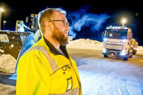 Jonas Lehn er glad jobben handler om mer enn å bare «holde i ratt» som han selv kaller ensidig kjørearbeid <i>Foto:  Erik Jenssen</i>