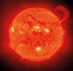 Voldsomme soleksplosjoner kan i verste fall lamme kraftforsyningen på jorda. <i>Foto:  Nasa</i>