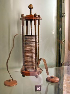 Da Alessandro Volta bygget det første – riktignok ikke ladbare – batteriet i 1799, utløste han en revolusjon innen bruken av elektrisitet. <i>Foto:  Guido B/Wikimedia Commons CC BY-SA 3.0</i>