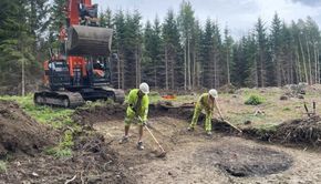 Avdekking av kokegroper i skogen på Oppsal. Arkeologene fjerner skogbunn og lag med eldre dyrkingsjord før de kommer ned til kokegropene. Foto: <i>Foto:  Kulturhistorisk museum</i>