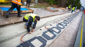 Fra installasjonen i Sverige av kobberspoler under asfalt utføres på veien mellom Visby og flyplassen. <i>Foto:  Electreon</i>
