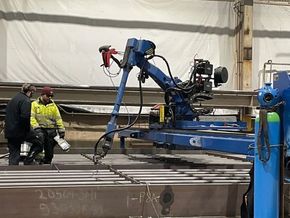 Her blir ståldekket til Elverhøybrua sveiset av roboter hos Prodtex i Vanylven på Sunnmøre. <i>Foto:  Prodtex</i>