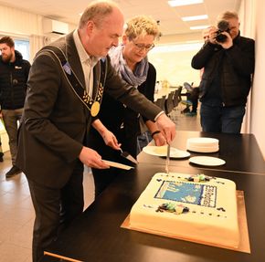 Prosjektleder Anne -Britt Moen i Skanska og Bokn-ordfører Osmund Våga tok det første kakestykket da begivenheten ble feiret på kontorene til Statens vegvesen i Arsvågen, <i>Foto:  Statens vegvesen</i>