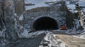 Anlegget består av ca. 1 km tunnel, som går under gårdene i grenda Myrmel. På hver side av tunnelen er det rundt 1,5 km ny vei som skal bygges, og denne vil gå ganske nær dagens trase.