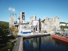 Verdens første karbonfangstanlegg i full skala bygges nå på sementfabrikken til Noircem i Brevik. <i>Foto:  Norcem</i>