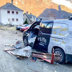 En bil ble ødelagt i steinraset som rammet Tyssedal torsdag morgen. <i>Foto:  Vest politidistrikt / NTB</i>