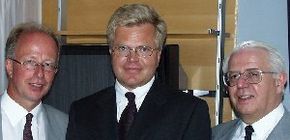 Tre fornøyde karer: avtroppende sjef for Compaq Norge, Jan Eigil Rydningen; påtroppende Gunnar Bjørkavåg; og vice president i Compaq Computer, Werner Köpf.
