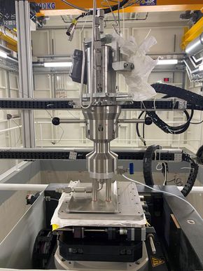 Slik ser det ut, instrumentet ved Det europeiske synkrotronstråleanlegget, der forskerne plasserer de små steinsylinderne. <i>Foto:  François Renard/UiO</i>