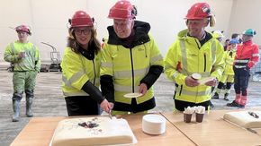 Gjennomslaget markeres med kake. Fra venstre: Kirsti Tømmervold, Hallgeir Grøntvedt (Sp, leder hovedutvalg vei), Jo Bernt Brønstad (vegdirektør). <i>Foto:  Trøndelag fylkeskommune</i>