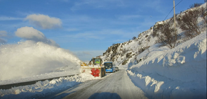 Riksvei 94 ligger langs havet, men har høyfjellets utfordringer med snøfokk vinterstid. <i>Foto:  Ole-André Helgaas/Statens vegvesen</i>