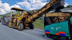 Denne store feederen mater asfaltutleggeren kontinuerlig med asfalt, som gjør at man unngår stopp for hvert lastbytte. <i>Foto:  Jarle Skoglund</i>