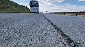 Den gamle asfalten freses ned 50 millimeter og feies grundig ren, før asfaltutleggeren legger på det nye dekket. <i>Foto:  Jarle Skoglund</i>