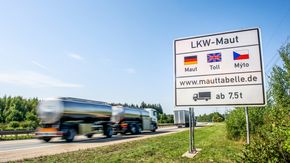 Tyskland innførte avgift for lastebiler på begynnelsen av 2000-tallet, såkalt LKW-Maut. Systemet ble også den gang flere år forsinket og driftsselskapet Toll Collect måtte betale den tyske stat store erstatninger. <i>Foto:  Joerg Koch</i>