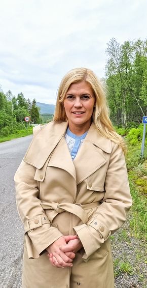 Fylkesrådsleder Kristina Torbergsen mener dette er måten å bygge vei på <i>Foto:  Troms og Finnmark fylkeskommune</i>