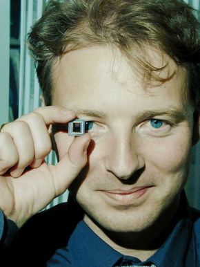Johannes Sølhusvik, forskningssjef for Photobits europeiske forsknings- og utviklingsavdeling. Her med et mikrokamera.