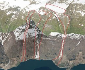 3D-illustrasjon av Heimefonna (tv.), Sandvika og Bukkeskora (i midten) og Kroka (th.). Skredløpene er markert med røde linjer, men faktisk løsneområde kan være nær toppen også for Heimfonna. <i>Illustrasjon:  Vestland fykkeskommune/www.norgei3d.no</i>