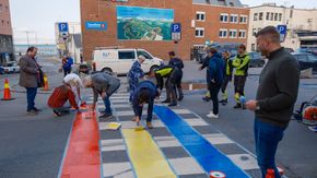 Det er vei-eieren selv som godkjenner tiltakene, og i Harstad var det byens politikere selv som stilte opp for å pynte en av byens gater til fest. <i>Foto:  Øivind Arvola, Harstad kommune</i>
