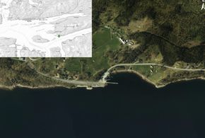 Flyfoto over Sølsnes. Beliggenhet er vist med grønn markør på kartet. <i>Illustrasjon:  Geodata</i>