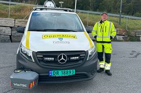 Odd Erling Hoem ved bilen som måler kvalitet på hver meter av veiene i fylket. <i>Foto:  Else Britt Ervik/Møre og Romsdal fylkeskommune</i>