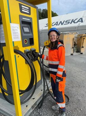 Ytre miljøleder Elise Roalkvam fra Skanska viser fram hurtigladeren som blant annet lader den 25 tonns gravemaskinen på anlegget. <i>Foto:  Dagrunn Husum</i>