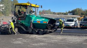 Det skal totalt legges 1400 tonn klimanøytral asfalt på entreprise E102 Fornebukrysset-Strand <i>Foto:  Dagrunn Husum, Statens vegvesen</i>