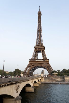 Eiffel-tårnet er 324 meter høyt – knapt 14 meter mer enn rotordiameteren på en planlagt kinesisk vindturbin. <i>Foto:  Erik Flaaris Johansen/NTB</i>