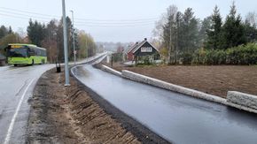 Den nye gang- og sykkelveien nedover mot Preståsen skole. | Fotograf: Gry N. Løvhaugen <i>Foto:  Viken fylkeskommune</i>