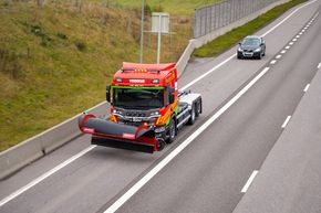 Med den nye batterielekstriske lastebilen vil Veidekke og byggherre Statens vegvesen høste erfaringer på hvordan en slik bil fungerer på brøyting. Den vil etter hvert bli å se på E18. <i>Foto:  Espen Braata/Norsk Scania</i>