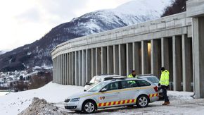 Rasoverbygget i betong har et solid tak, men med åpninger ut mot sjøen. <i>Foto:  Troms og Finnmark fylkeskommune</i>