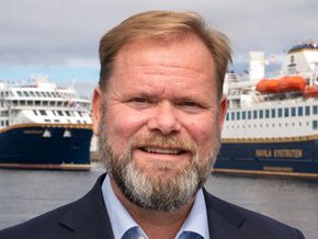 Vi kan vise verden at Norge tar ledelsen i kampen for en mer bærekraftig fremtid, mener administrerende direktør Bent Martini i Kystruten. <i>Foto:  Martin Giskegjerde / Oclin</i>