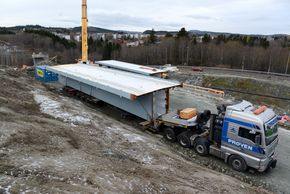 Seksjonene veier rundt 50 tonn hver, og leveres med bil på anleggsplassen. De siste seksjonene ankommer Trondheim med båt i januar. <i>Foto:   Erik Jenssen</i>